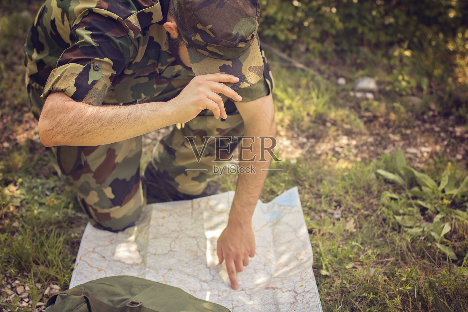 士兵检查地图照片摄影图片