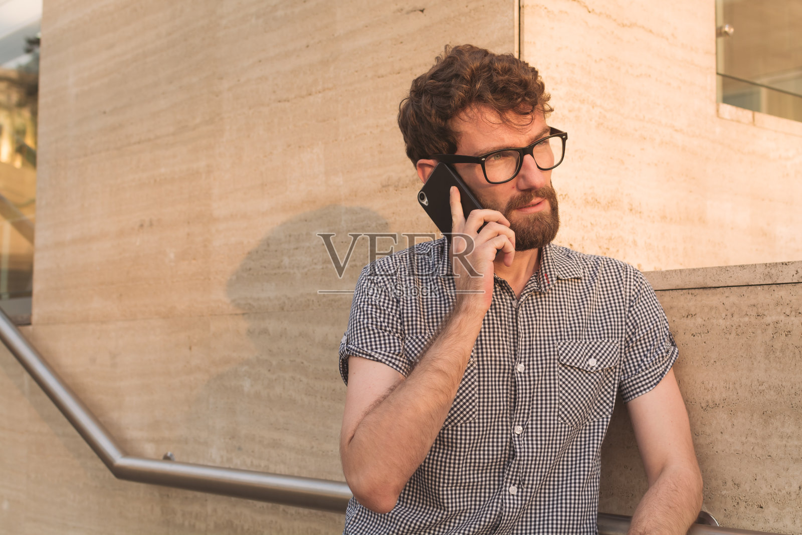 电话里的商人照片摄影图片