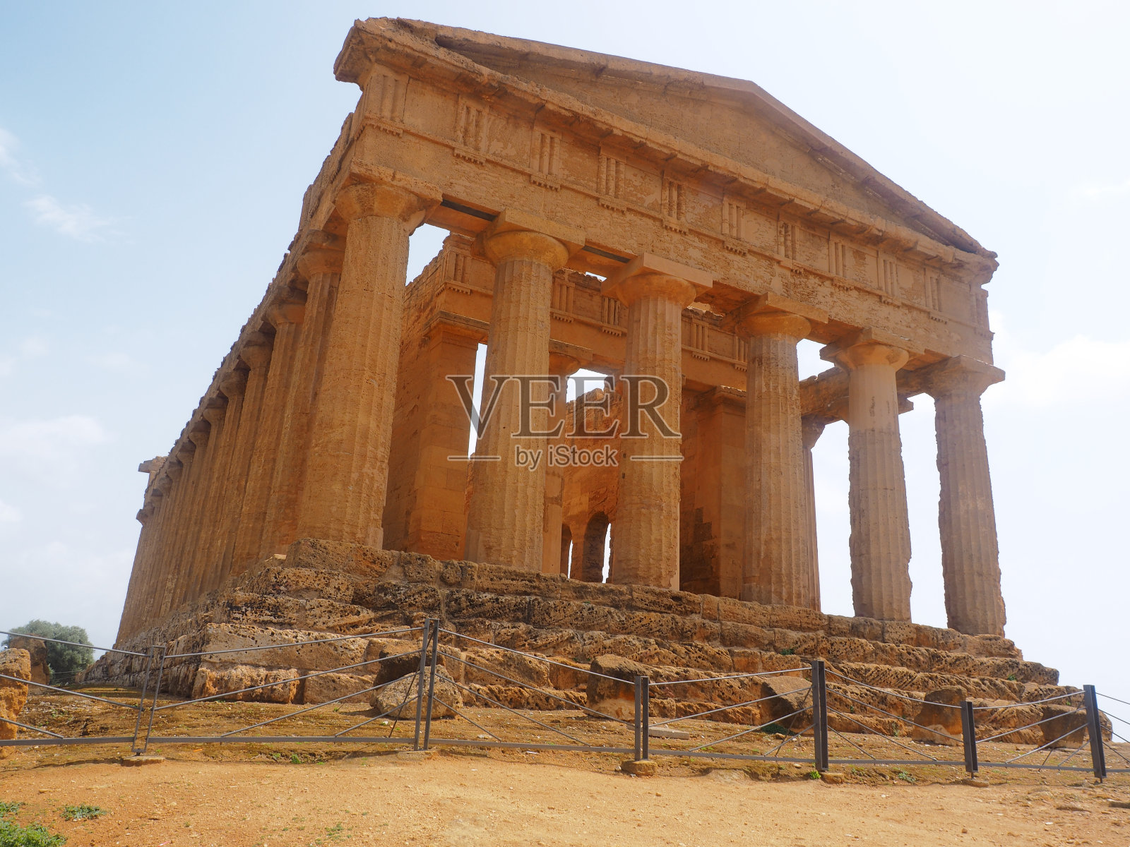 在康科迪亚神庙的后面照片摄影图片