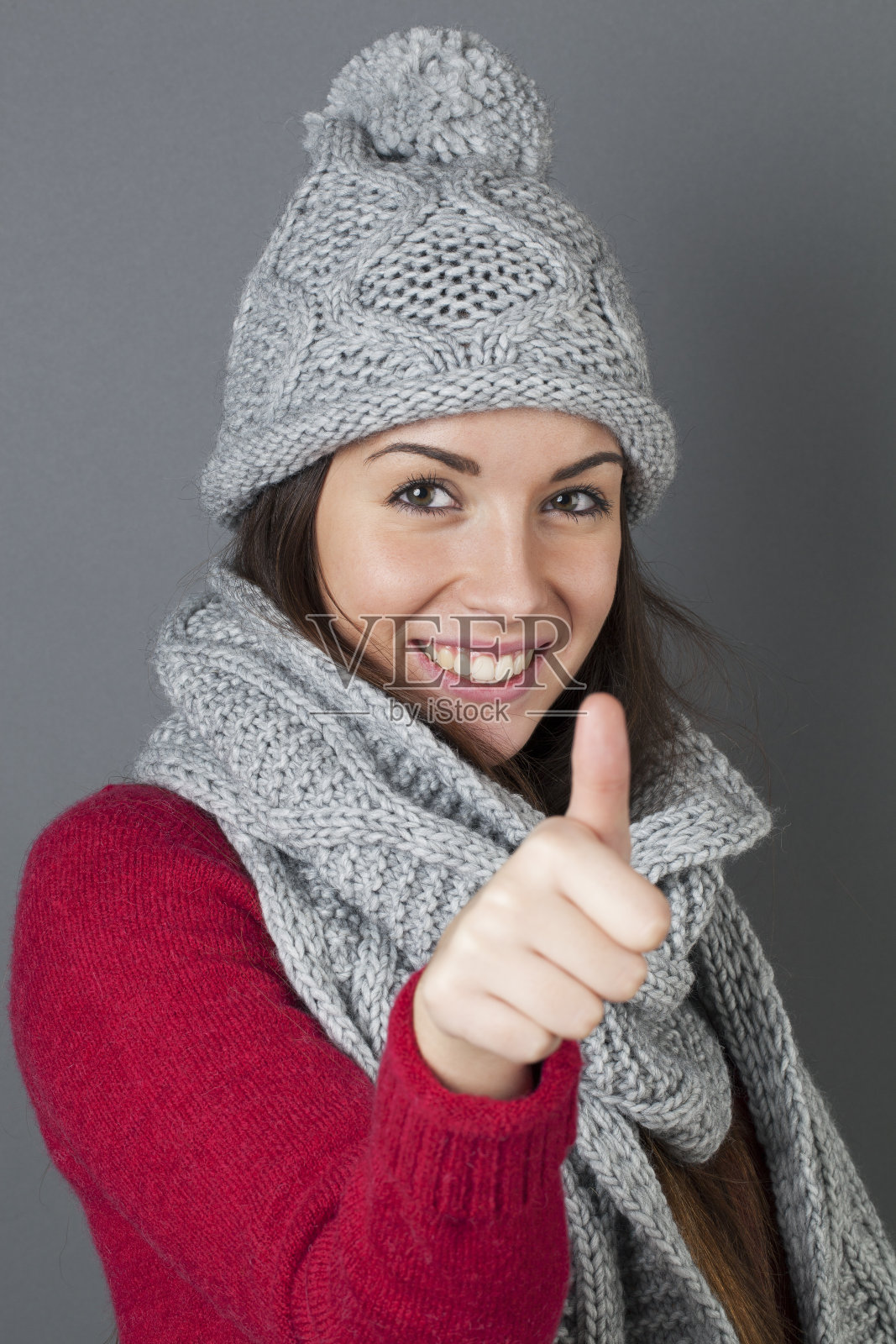 充满自信的20岁冬季女孩照片摄影图片