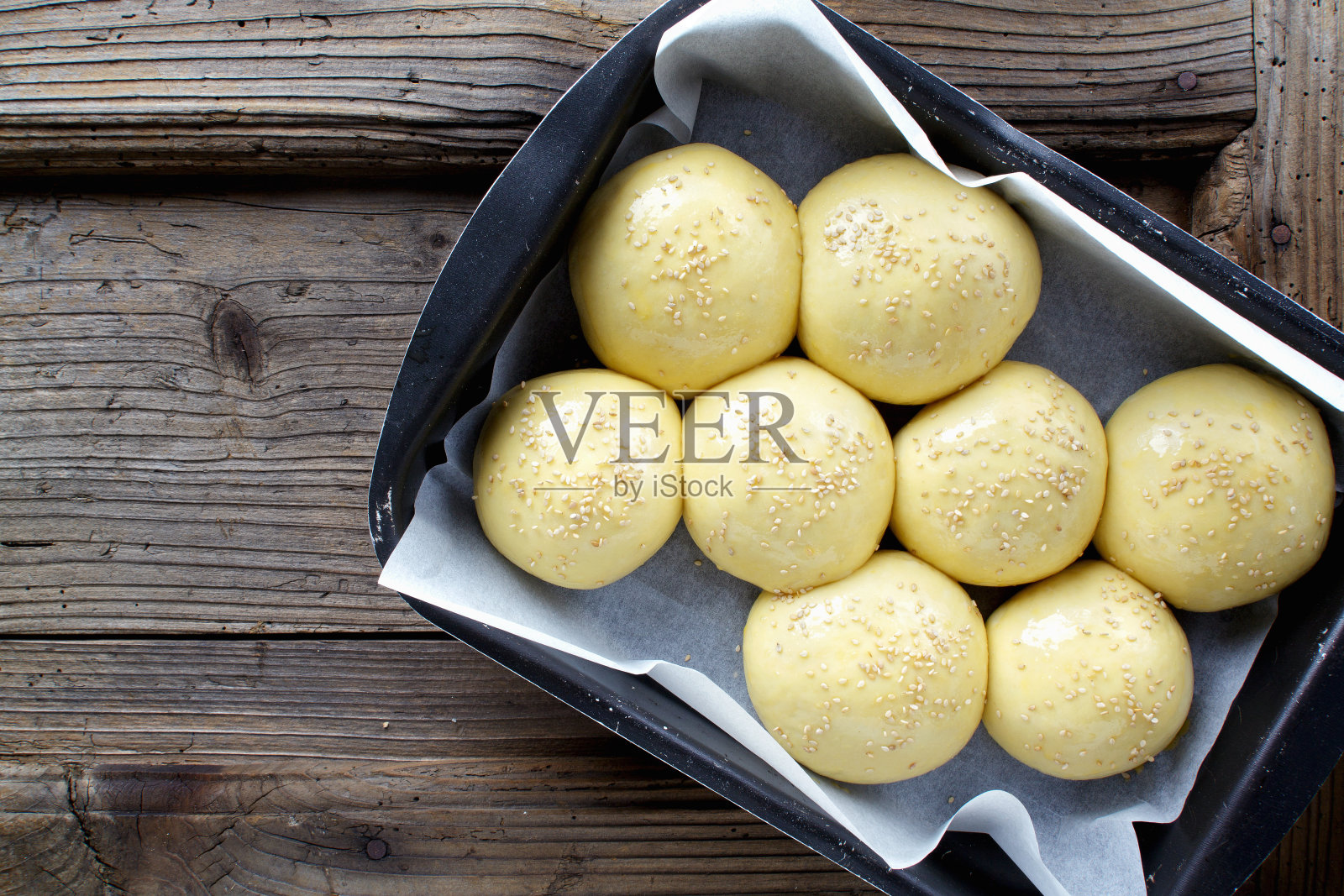 把生面包放在烤盘上照片摄影图片