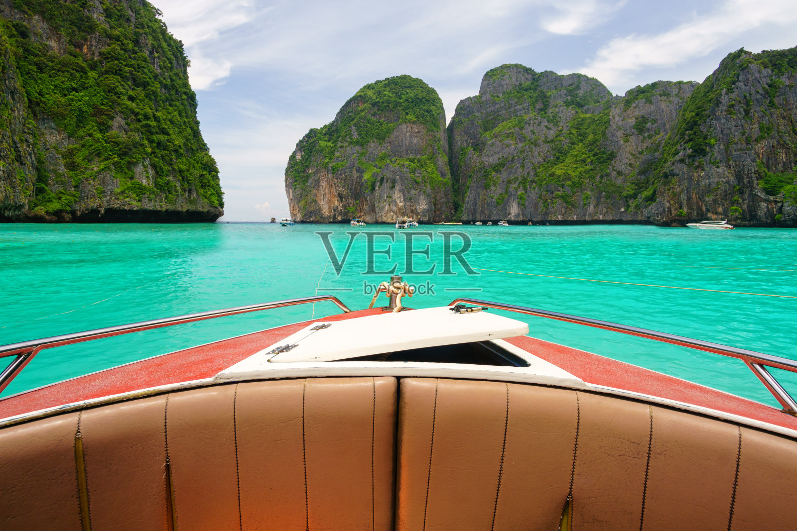 船在玛雅湾的绿松石海和沙滩上照片摄影图片