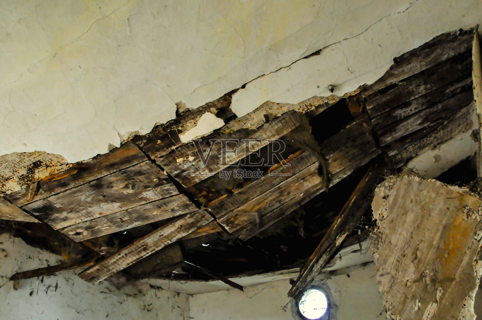 摧毁了屋顶照片摄影图片