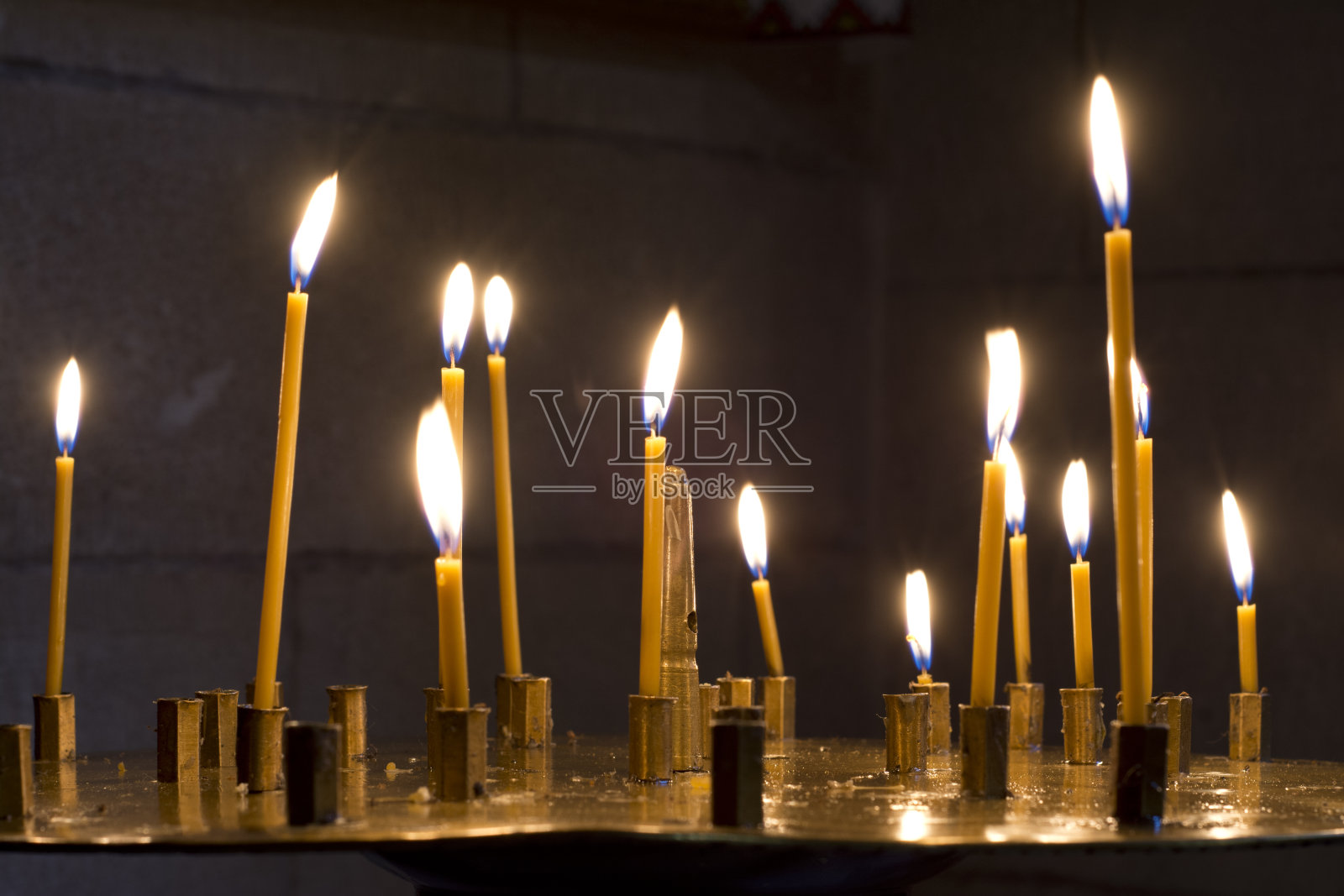 东正教教堂里的祈祷蜡烛照片摄影图片