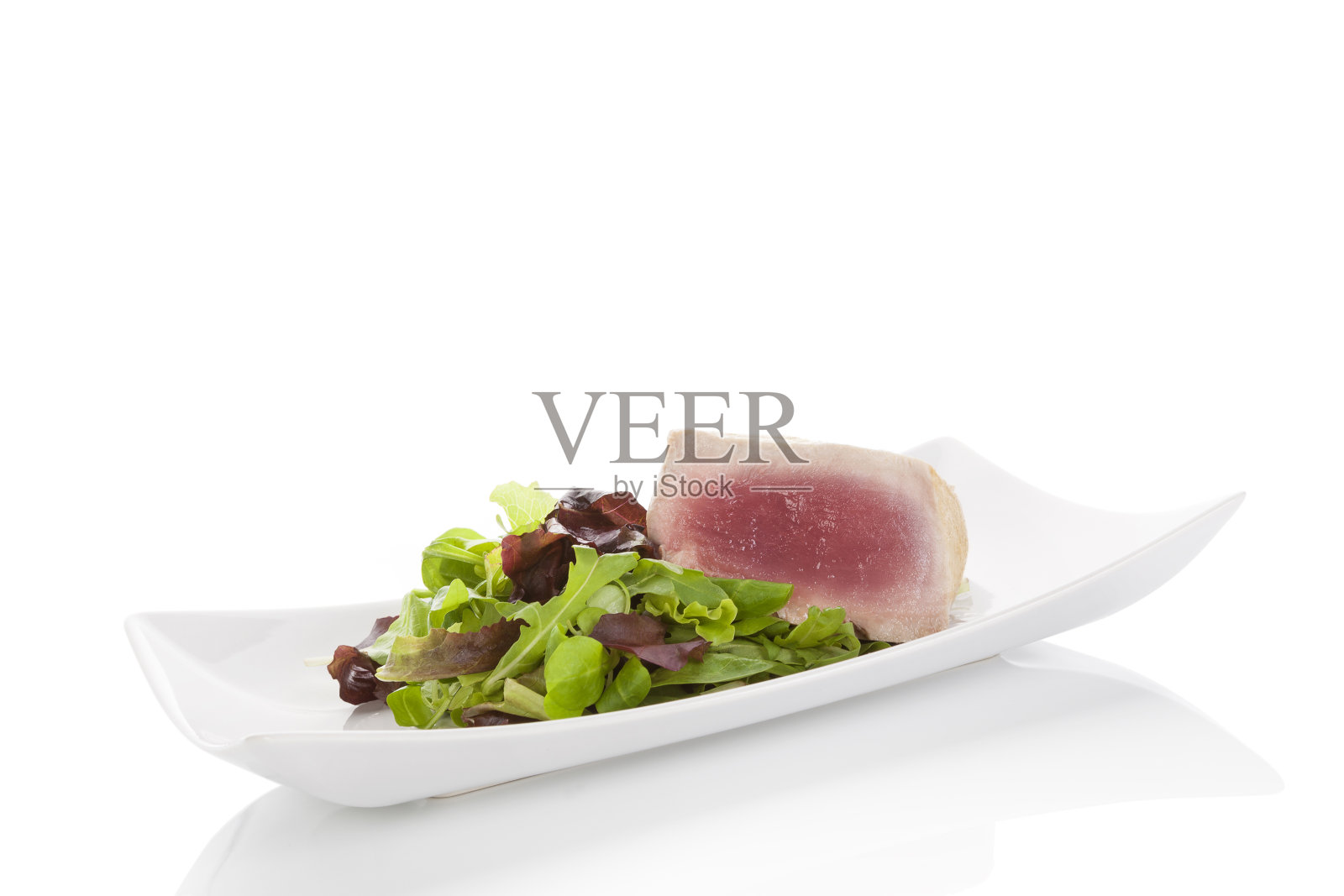 美味的金枪鱼牛排配沙拉。照片摄影图片