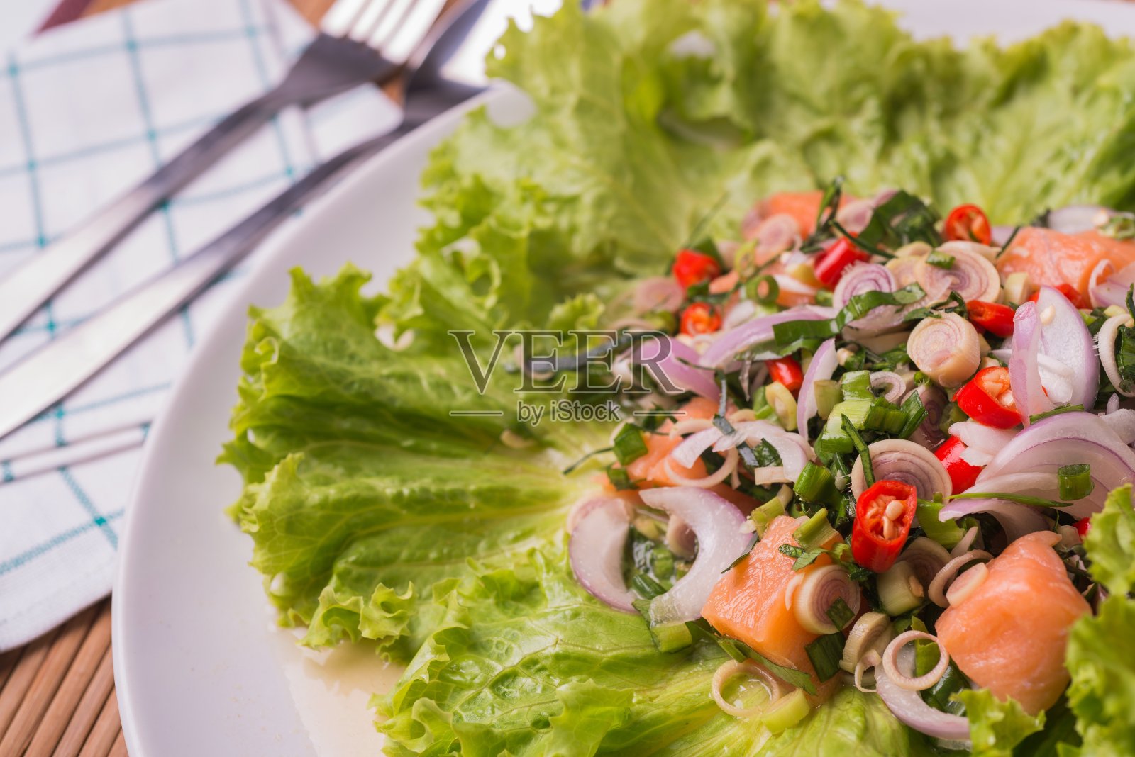 辛辣的鲑鱼新鲜的沙拉是亚洲的对照品。照片摄影图片