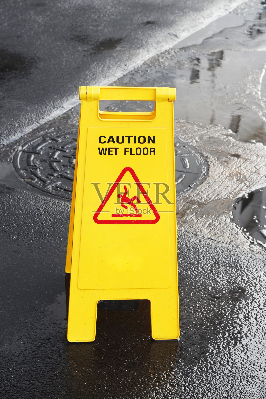 注意湿地板横幅在湿地板上照片摄影图片