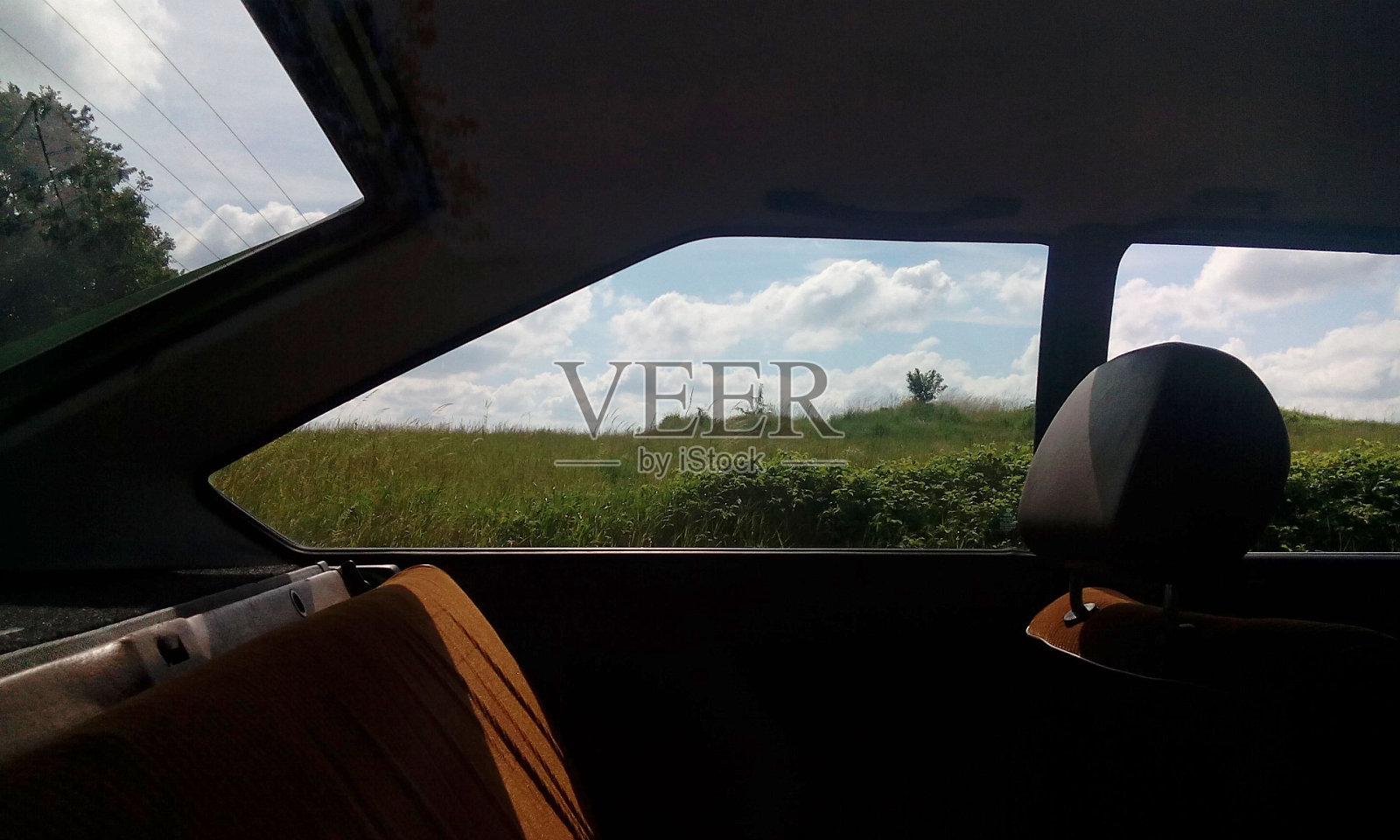 从车里看蓝色多云的天空。照片摄影图片