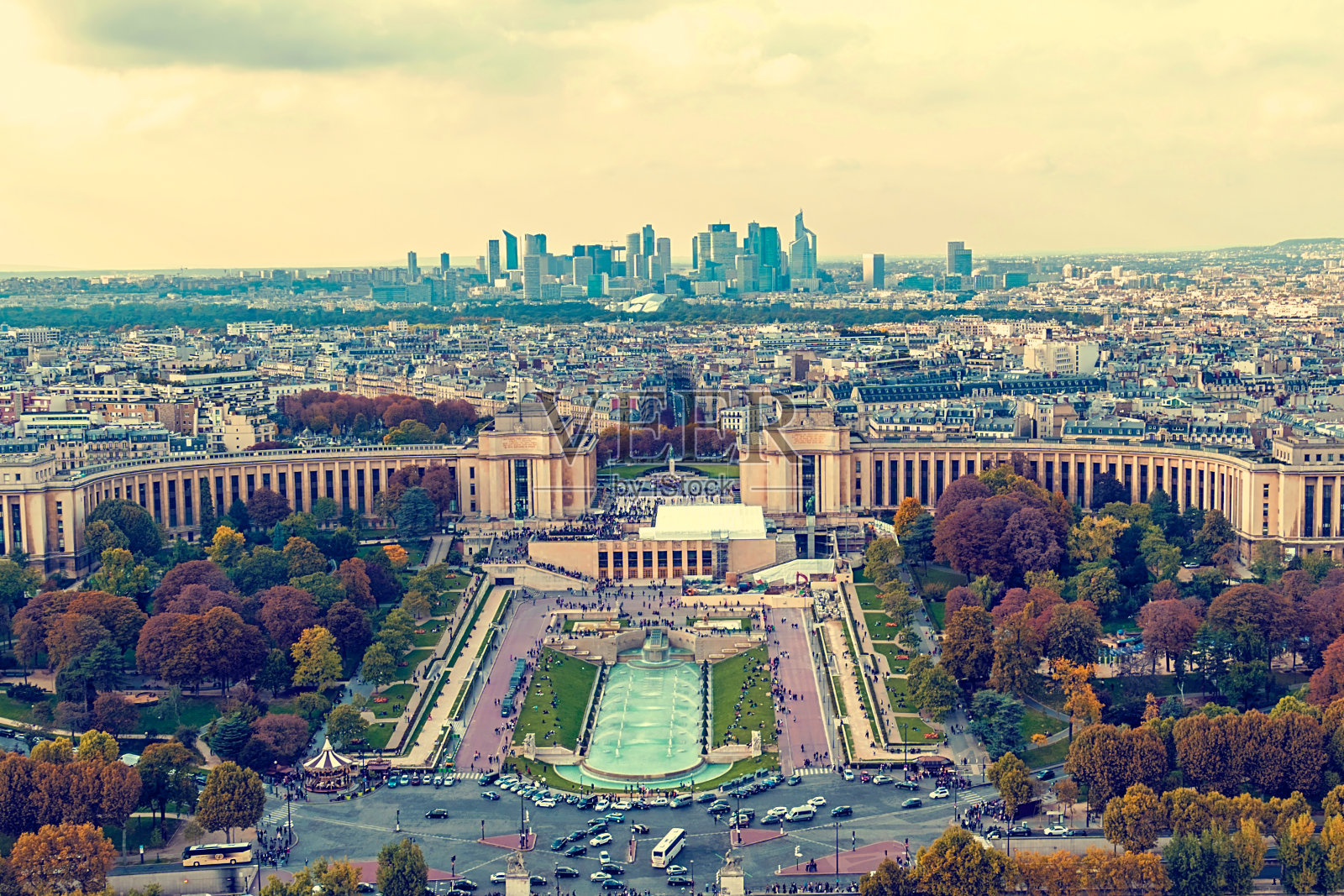 复古鸟瞰图，从埃菲尔铁塔，与特罗卡德罗地方照片摄影图片