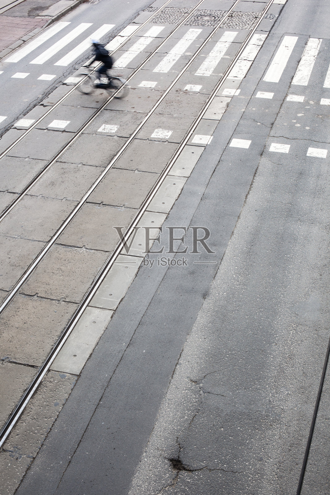 高速公路上疾驰的汽车照片摄影图片