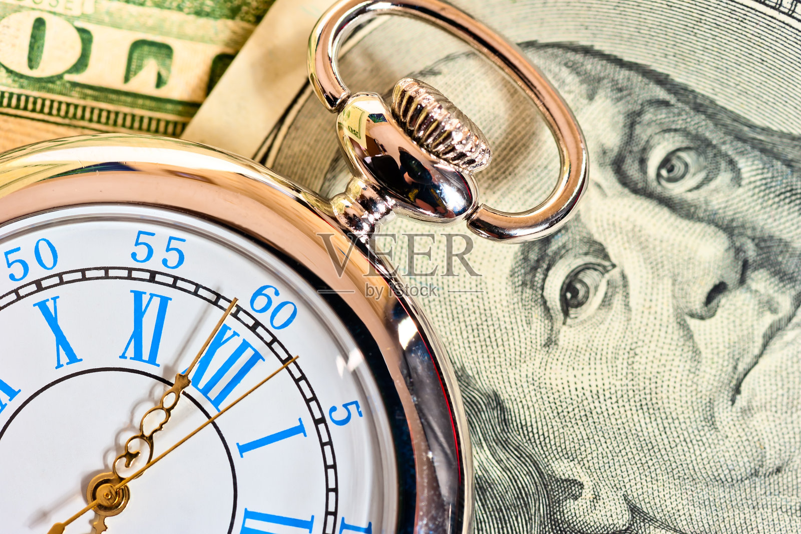 古董怀表上的美元照片摄影图片