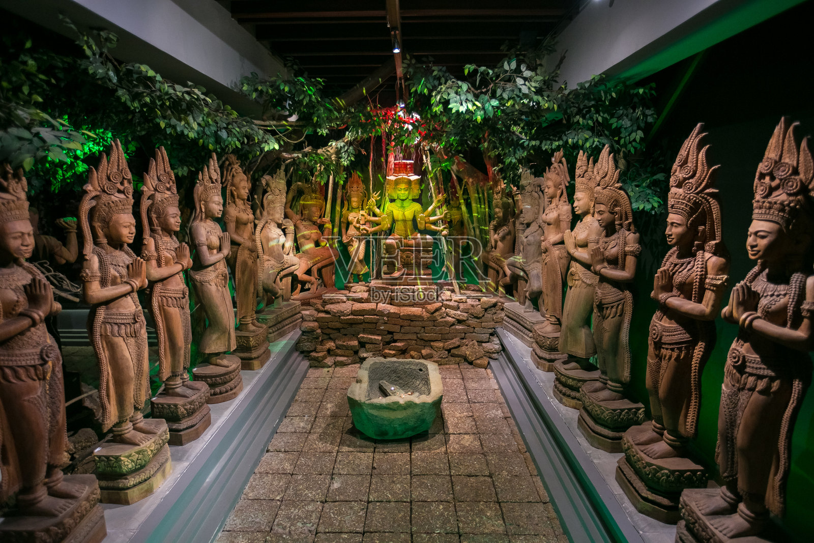 泰国寺庙中的女神雕像照片摄影图片