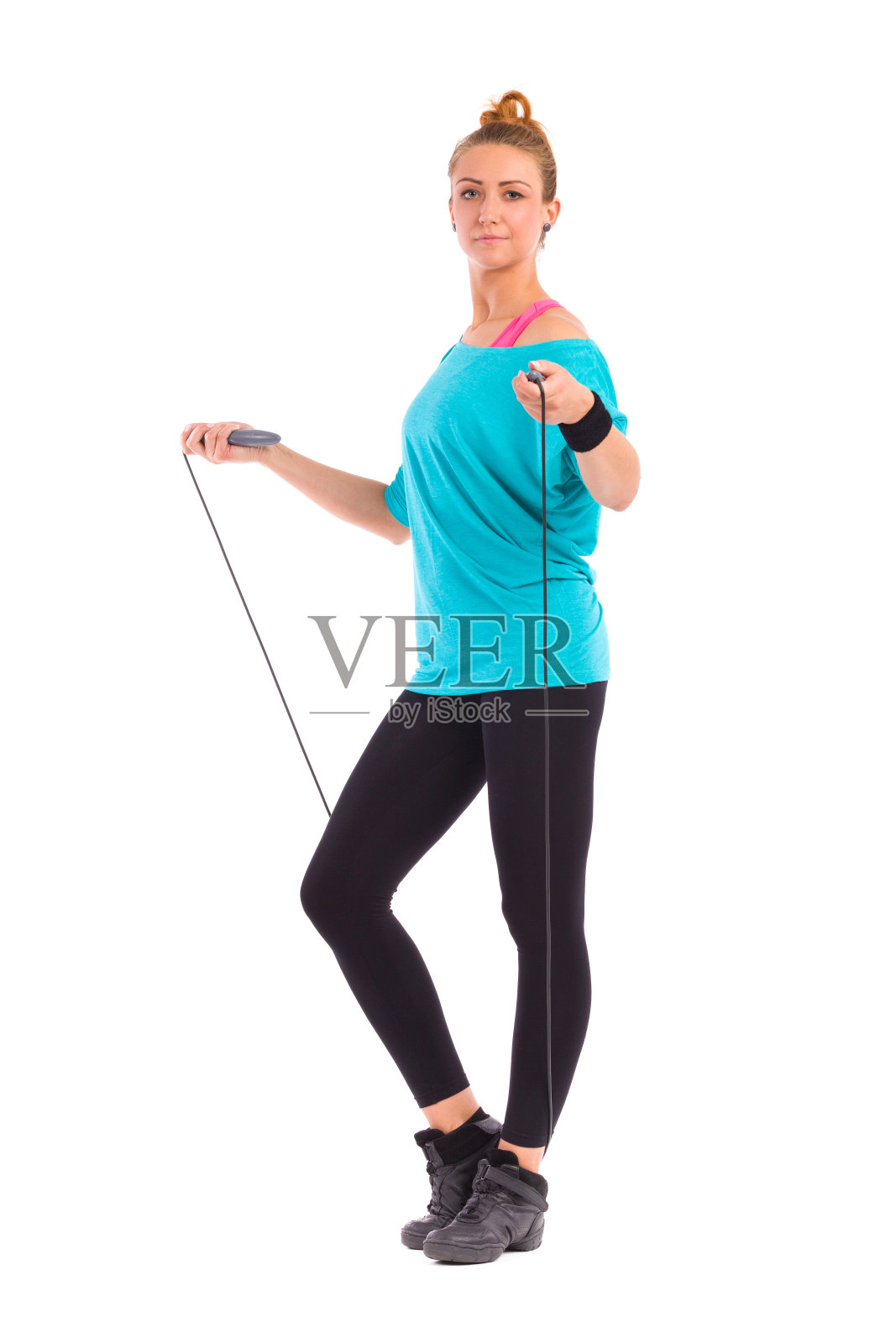 站着跳绳的女人照片摄影图片