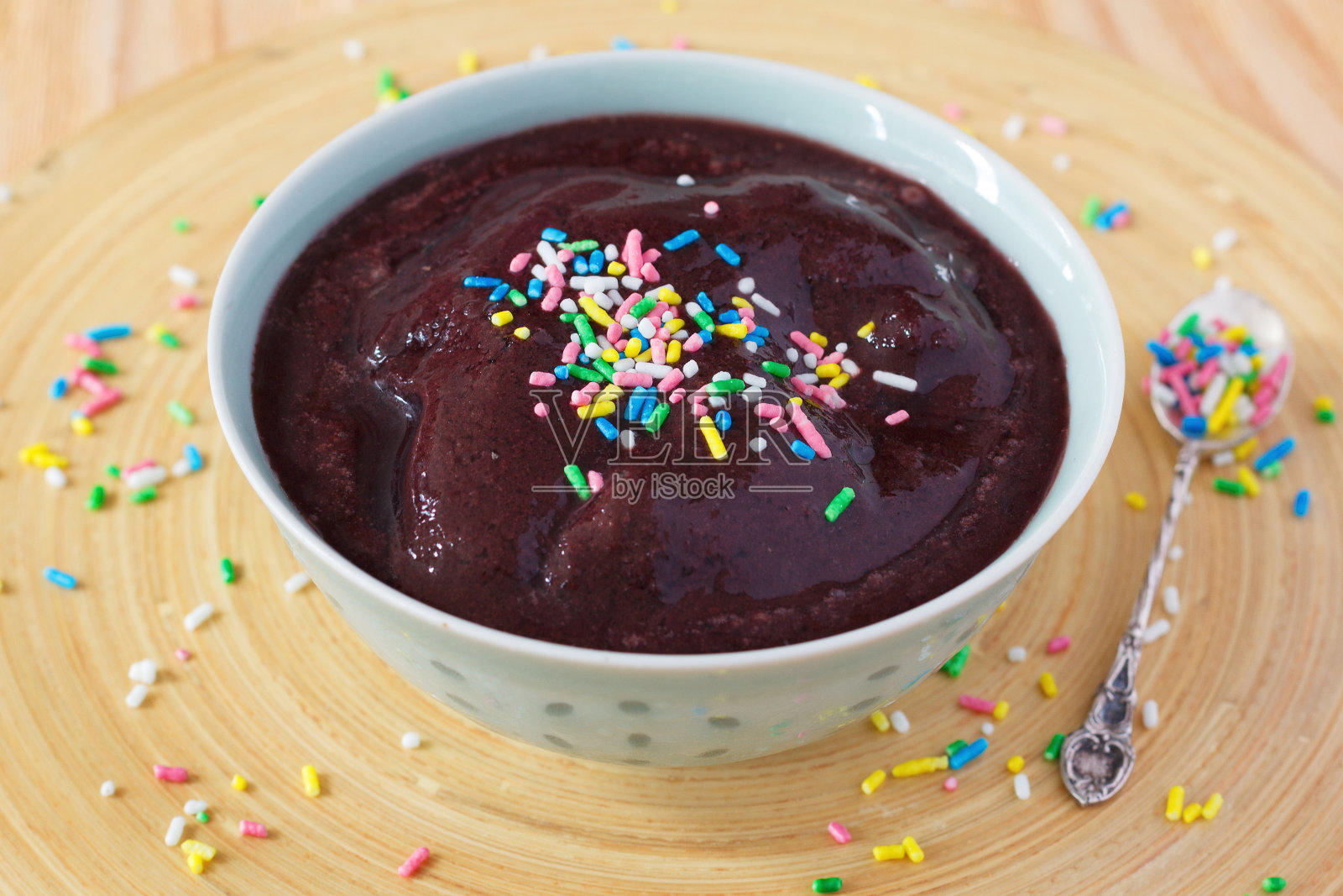 巴西的一种甜点，巴西莓果肉加糖屑照片摄影图片