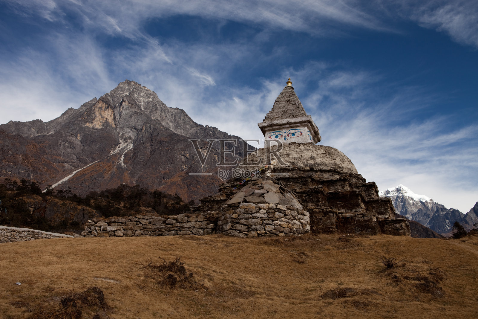 尼泊尔昆布地区纳姆切集市上方的佛塔。照片摄影图片