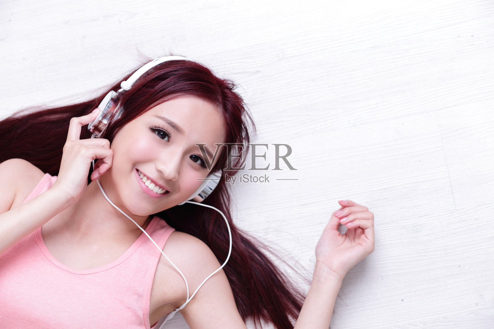 欣赏音乐的女人照片摄影图片