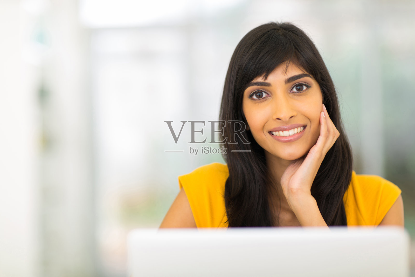 印度女孩在家里放松照片摄影图片