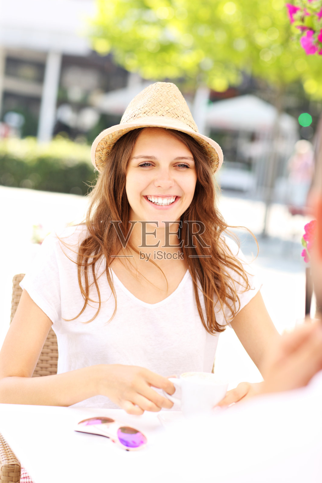 咖啡厅里的年轻女子照片摄影图片