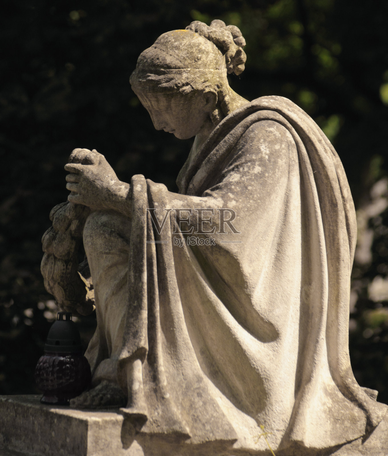 女人把悲伤当作死亡的象征照片摄影图片