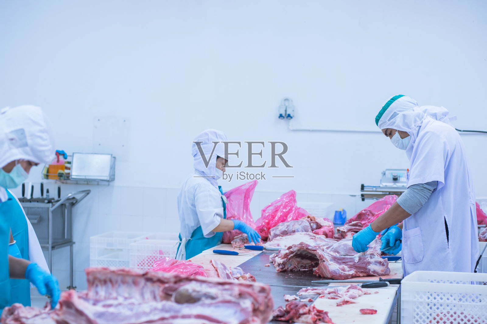 在工厂里切肉的工人照片摄影图片