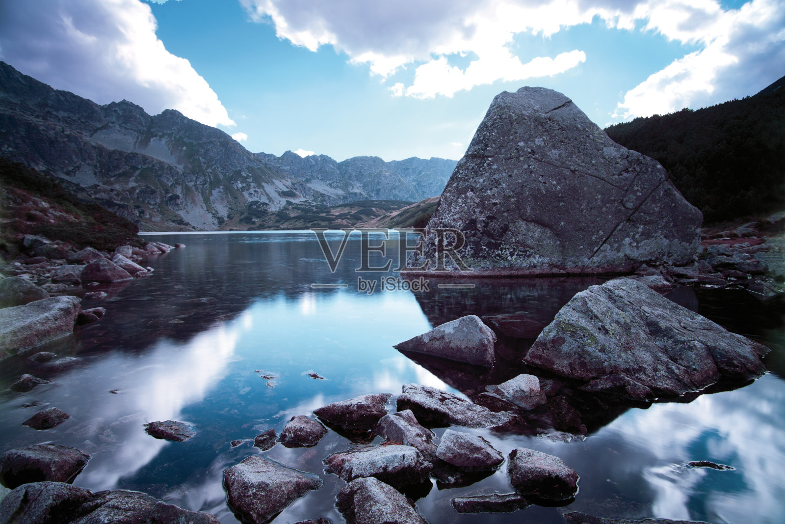 塔特拉山脉的法夫湖山谷照片摄影图片