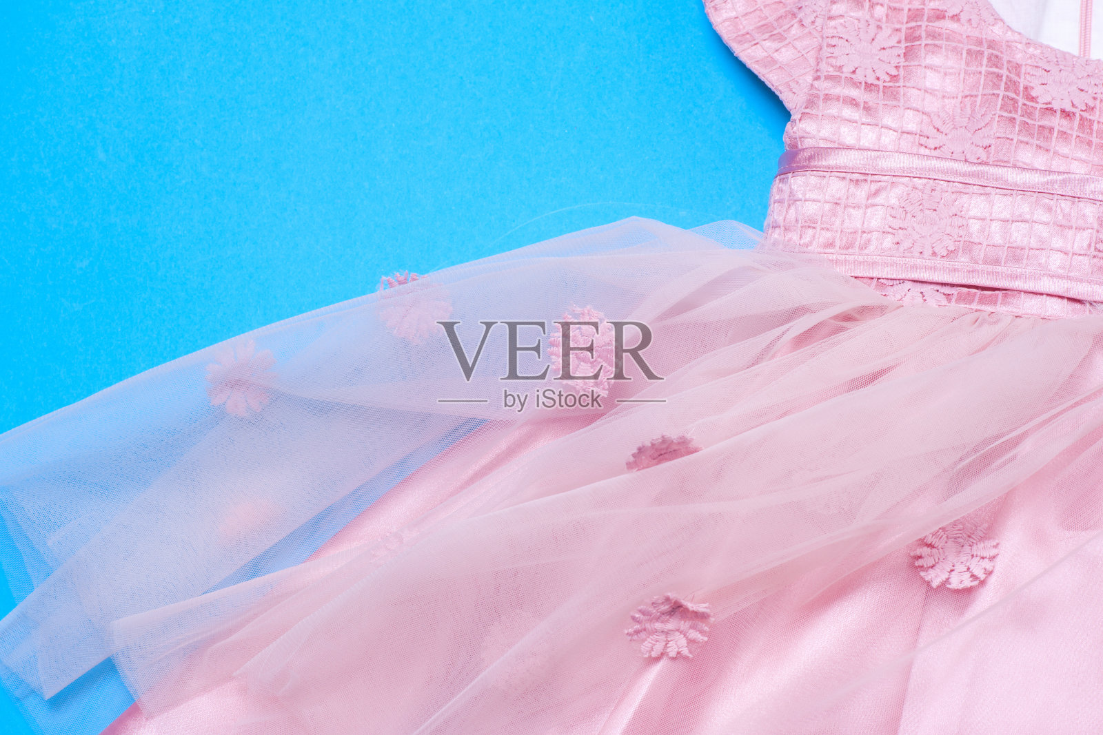 浅蓝色背景的小女孩的衣服。本空间照片摄影图片