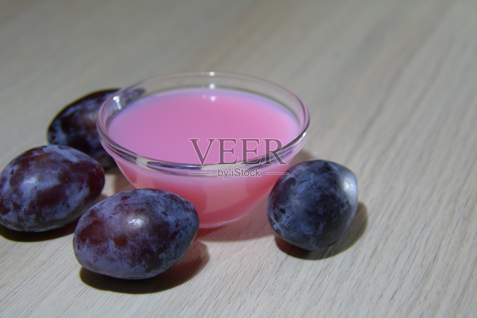 新鲜的李子和一碗李子香皂照片摄影图片