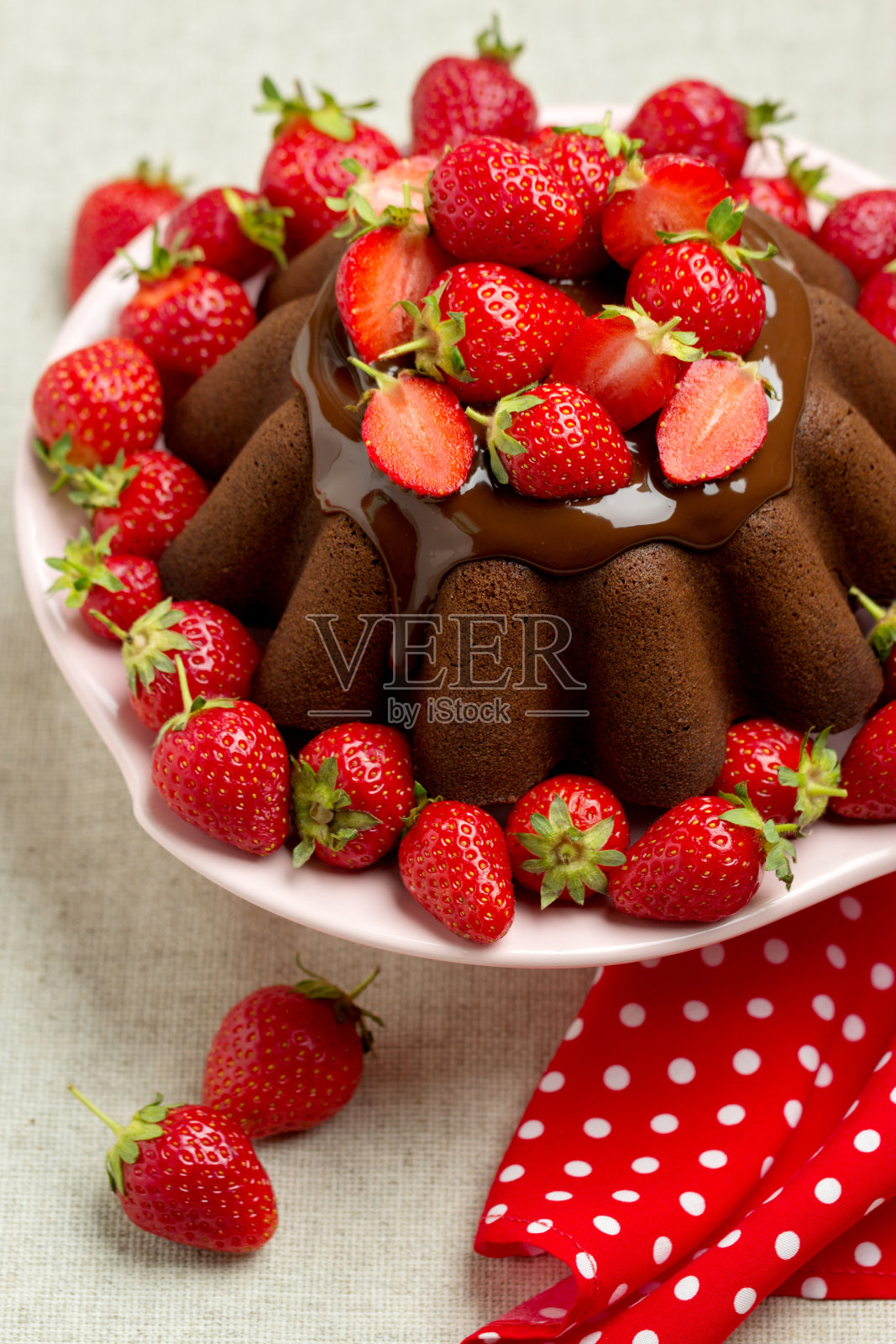 巧克力蛋糕。用巧克力糖霜和草莓装饰照片摄影图片