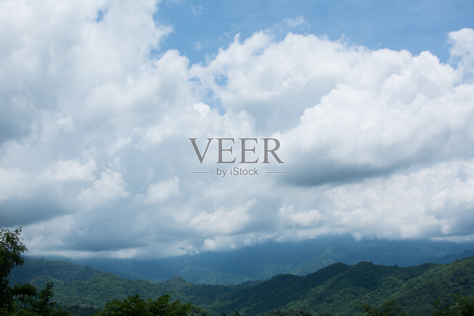 多云的天空和山照片摄影图片