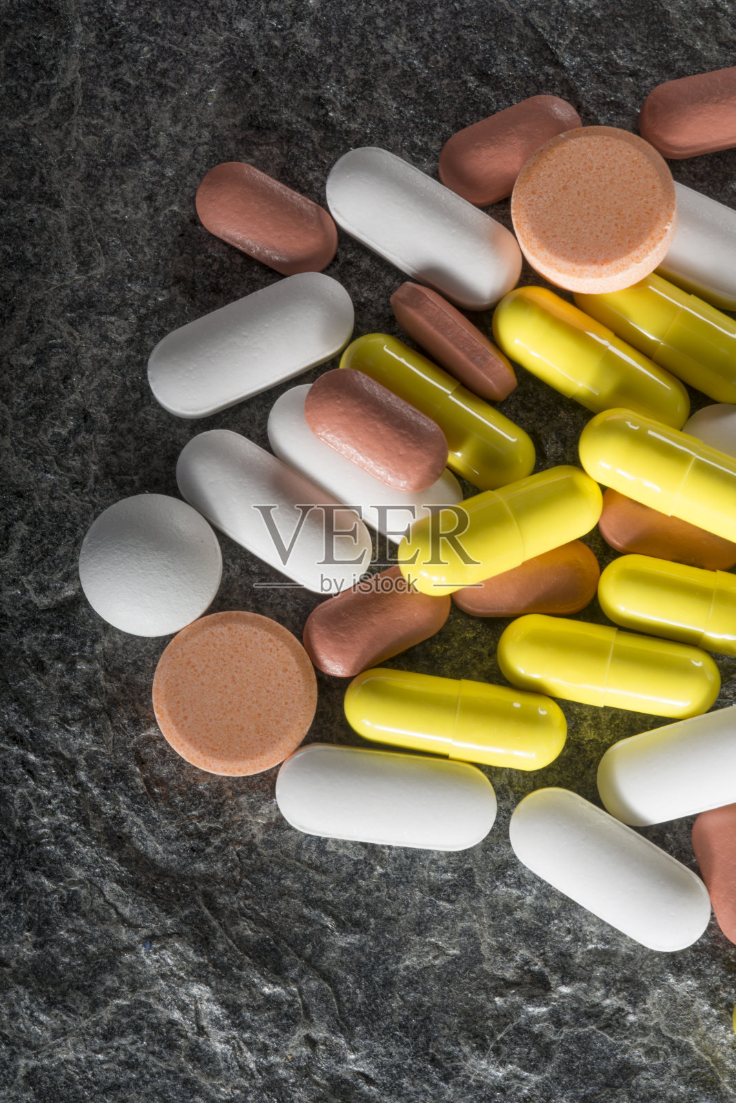 一堆不同颜色的药丸照片摄影图片