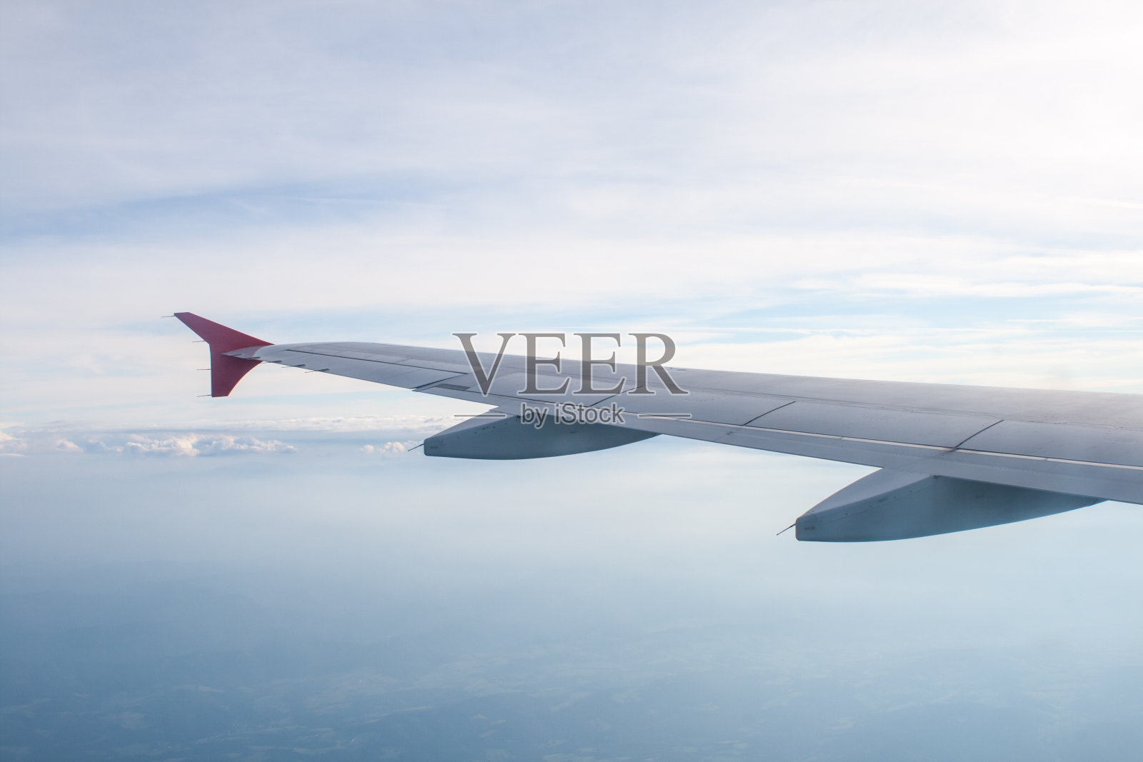 从机翼和云层上看飞机照片摄影图片