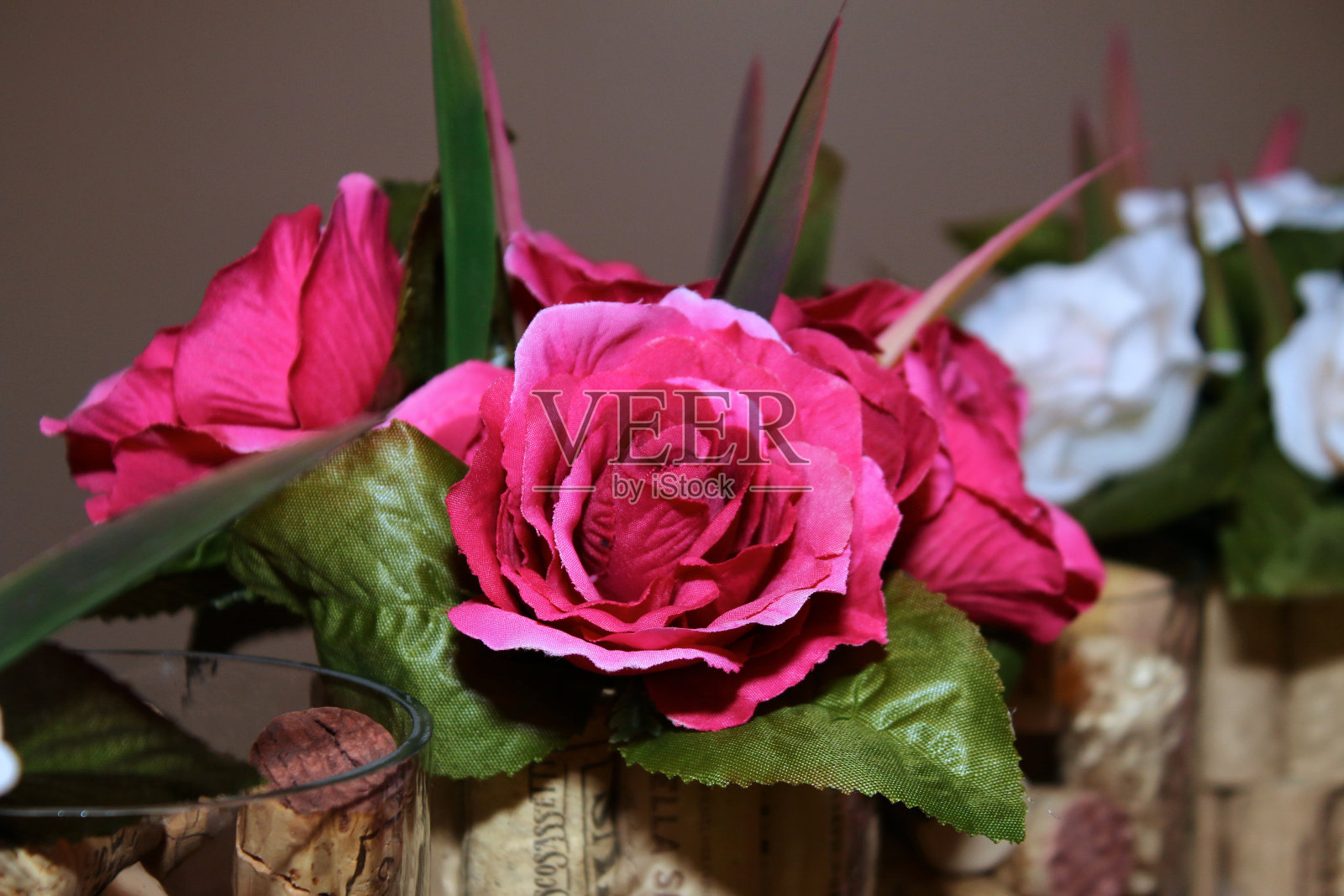 葡萄酒和玫瑰照片摄影图片