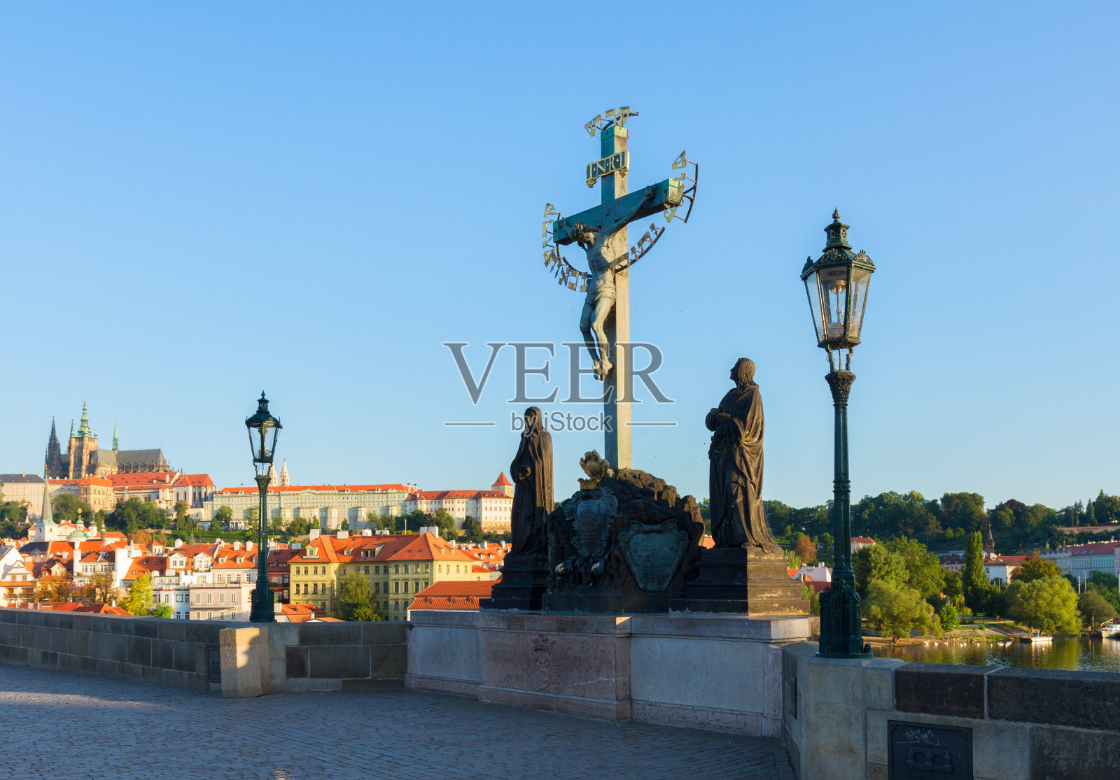 布拉格日落时分的查尔斯桥照片摄影图片
