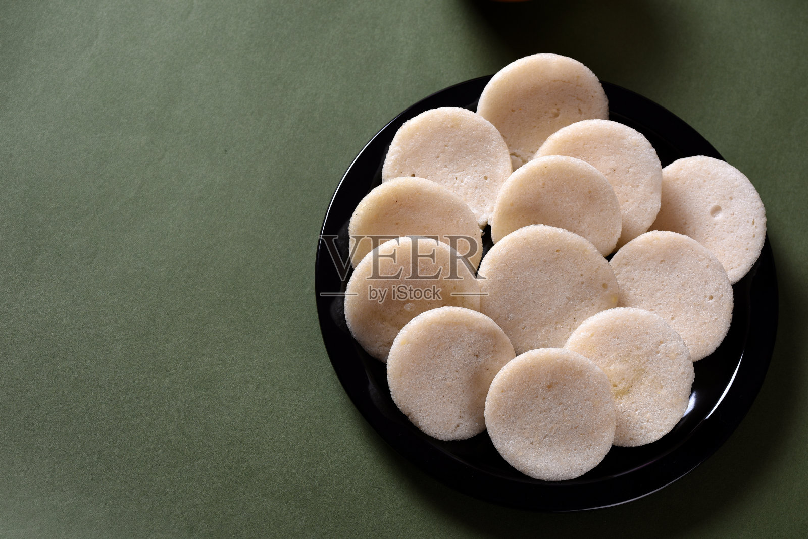 Idli配酸辣酱和椰子酸辣酱，印度菜照片摄影图片