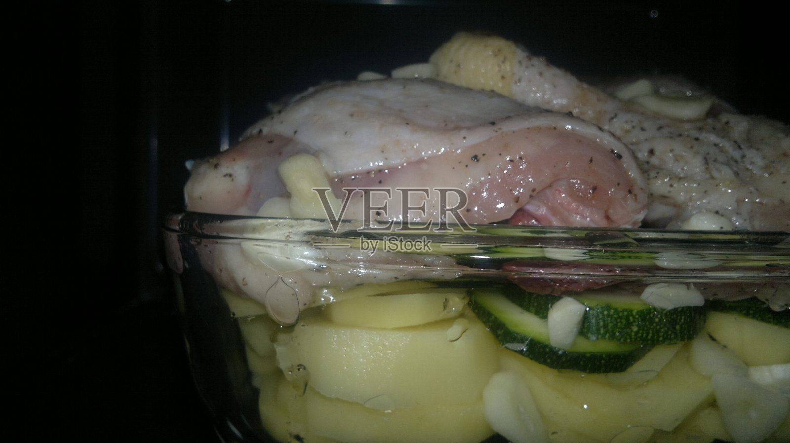 烤箱里的土豆鸡肉照片摄影图片