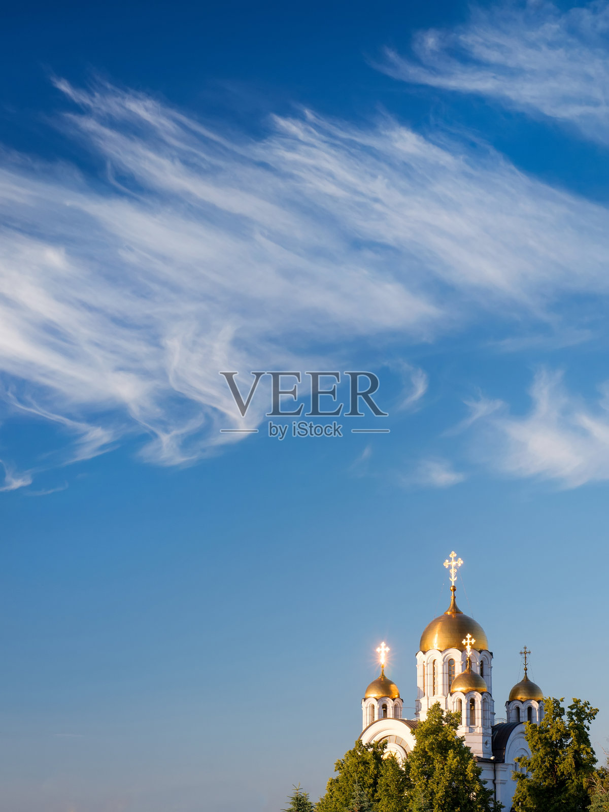 东正教教堂以阴天作为拷贝空间照片摄影图片