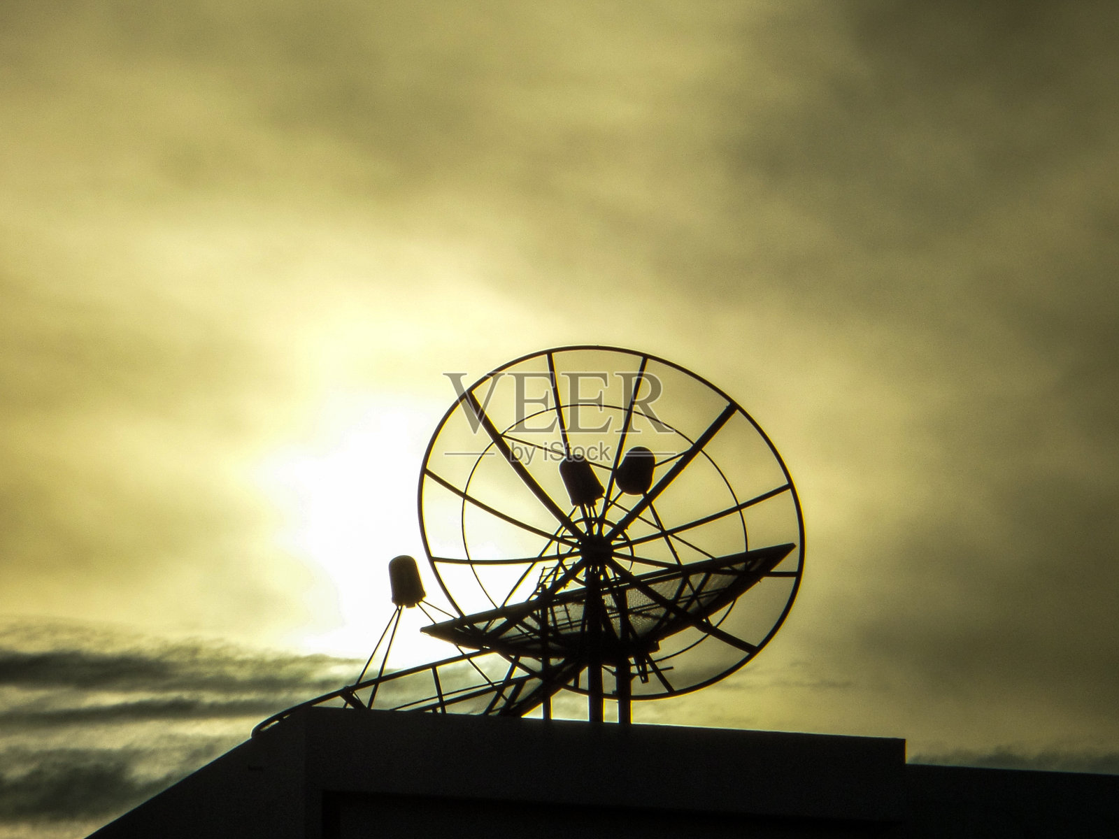 屋顶上的卫星天线照片摄影图片