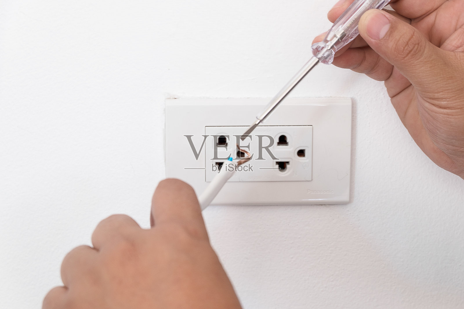 电工检查室内电源开关照片摄影图片