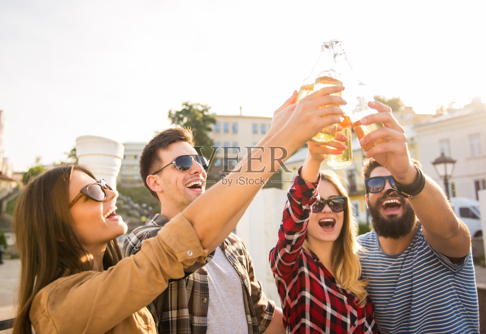 朋友在户外照片摄影图片