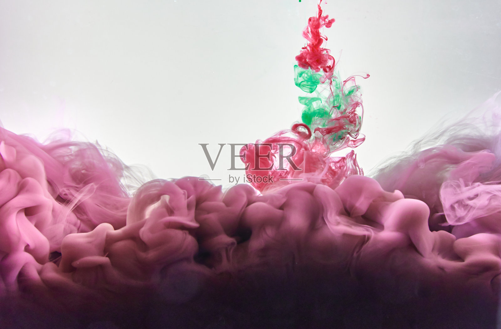 红绿墨在水中造云照片摄影图片