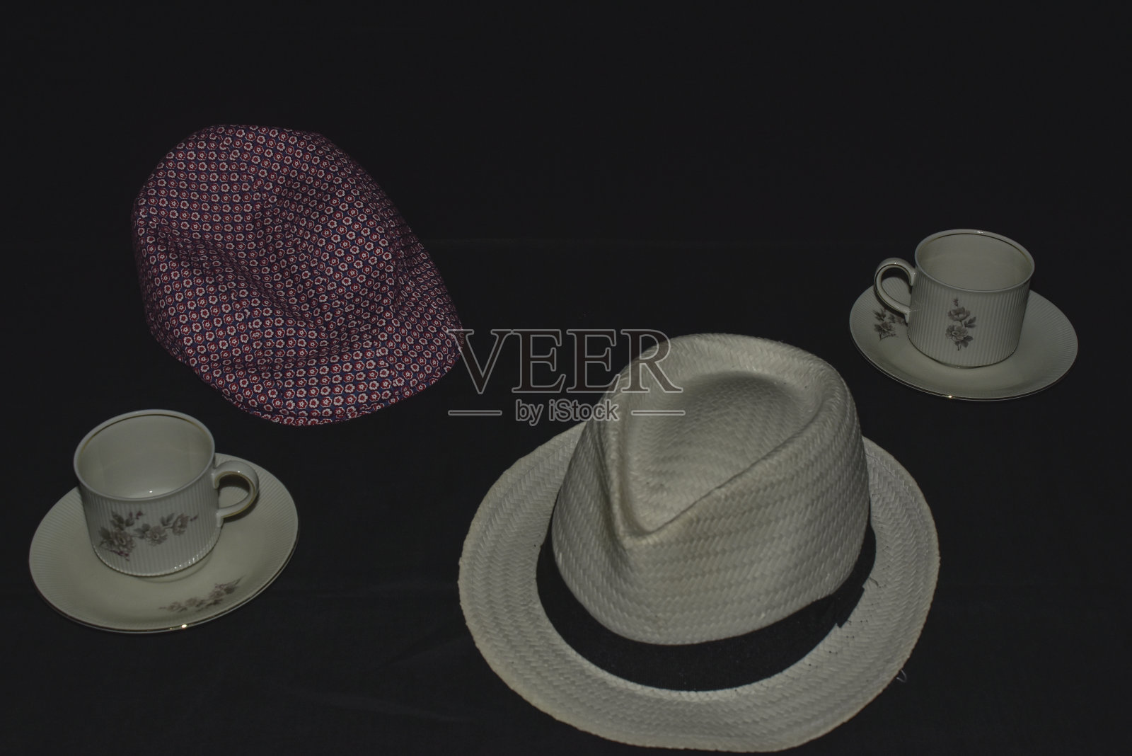 两顶帽子两杯咖啡照片摄影图片