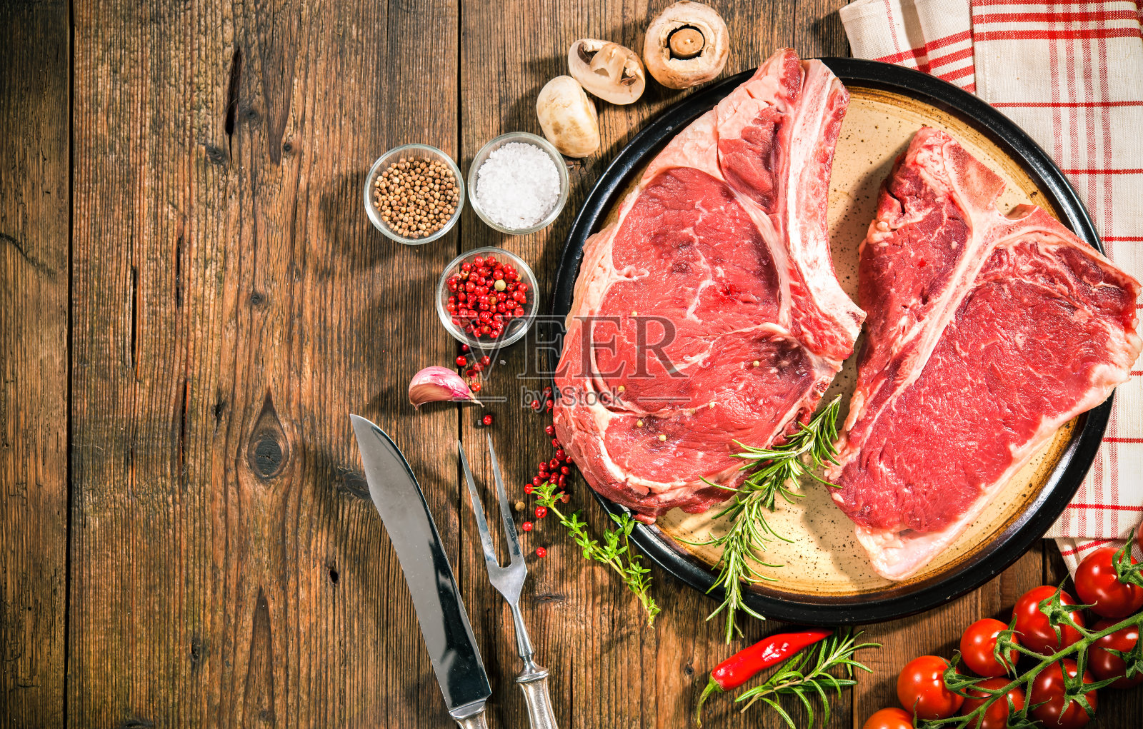 生的鲜肉，带骨的牛排照片摄影图片