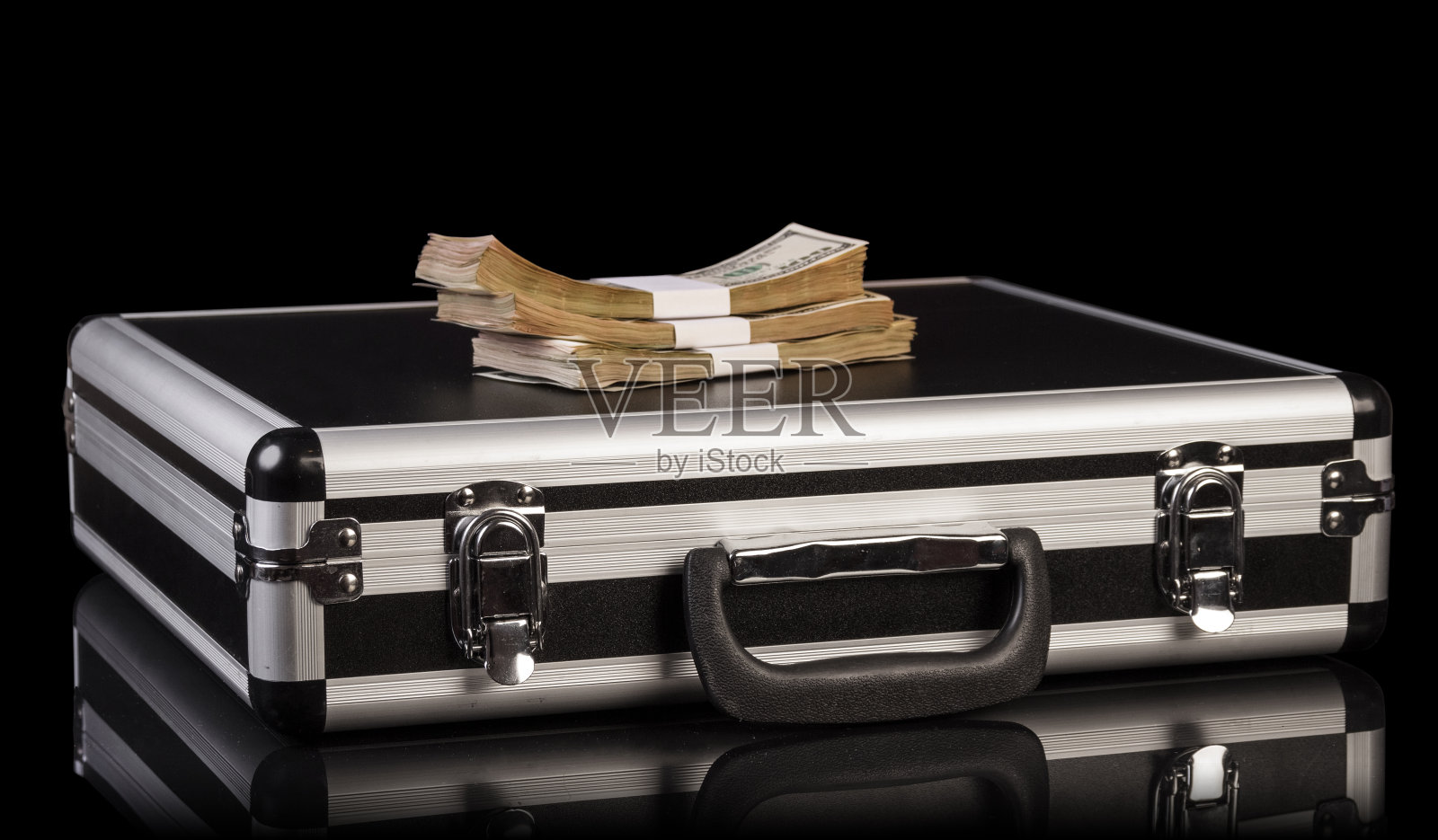 装钱的银盒照片摄影图片