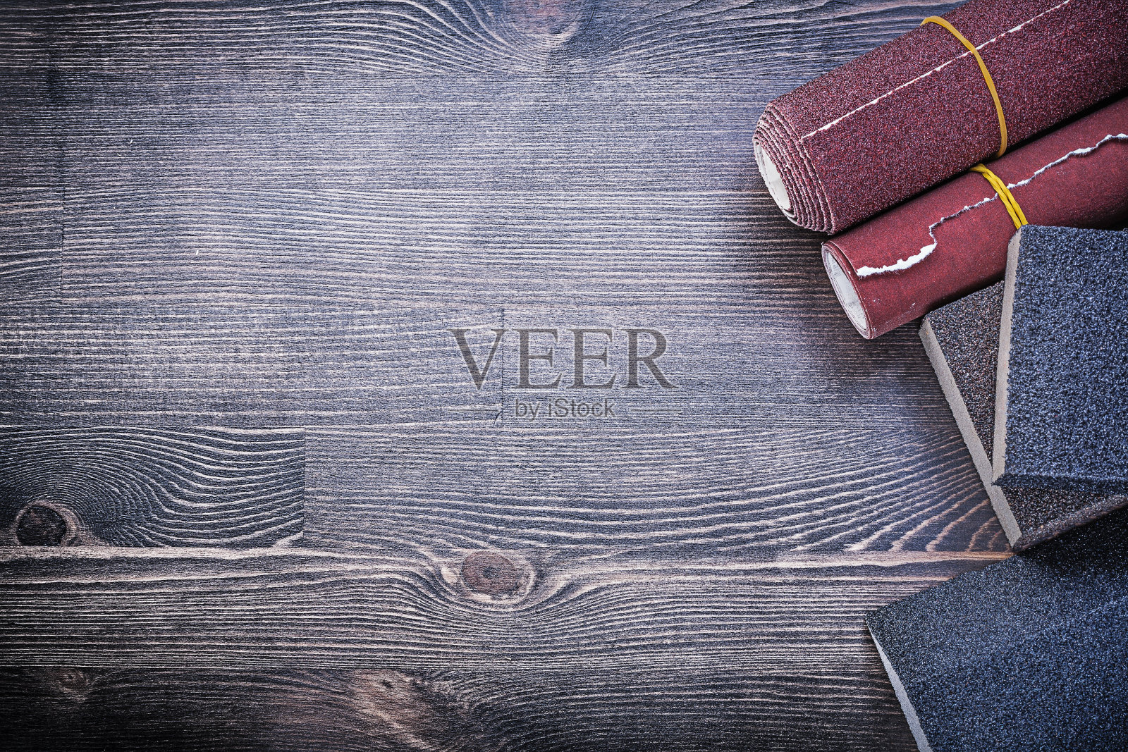 滚砂纸海绵在老式木板拷贝空间照片摄影图片