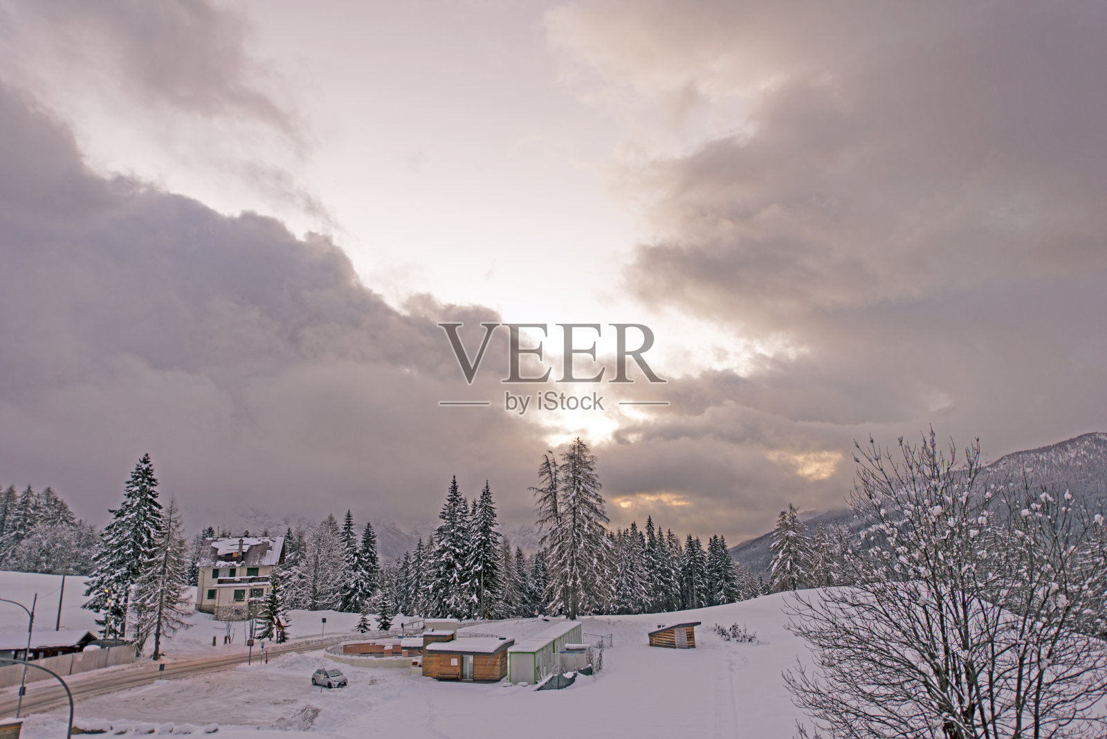 山上的小木屋全景照片摄影图片