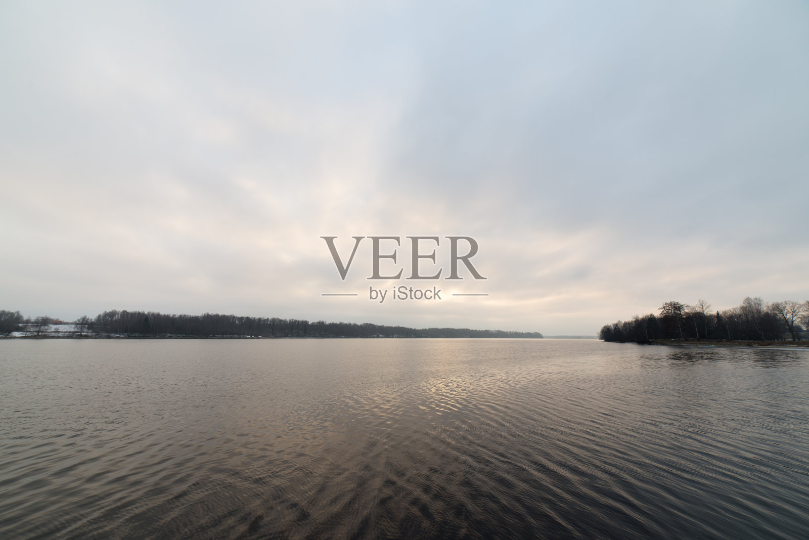 寒冷的冬季景观和冰冻的河流照片摄影图片