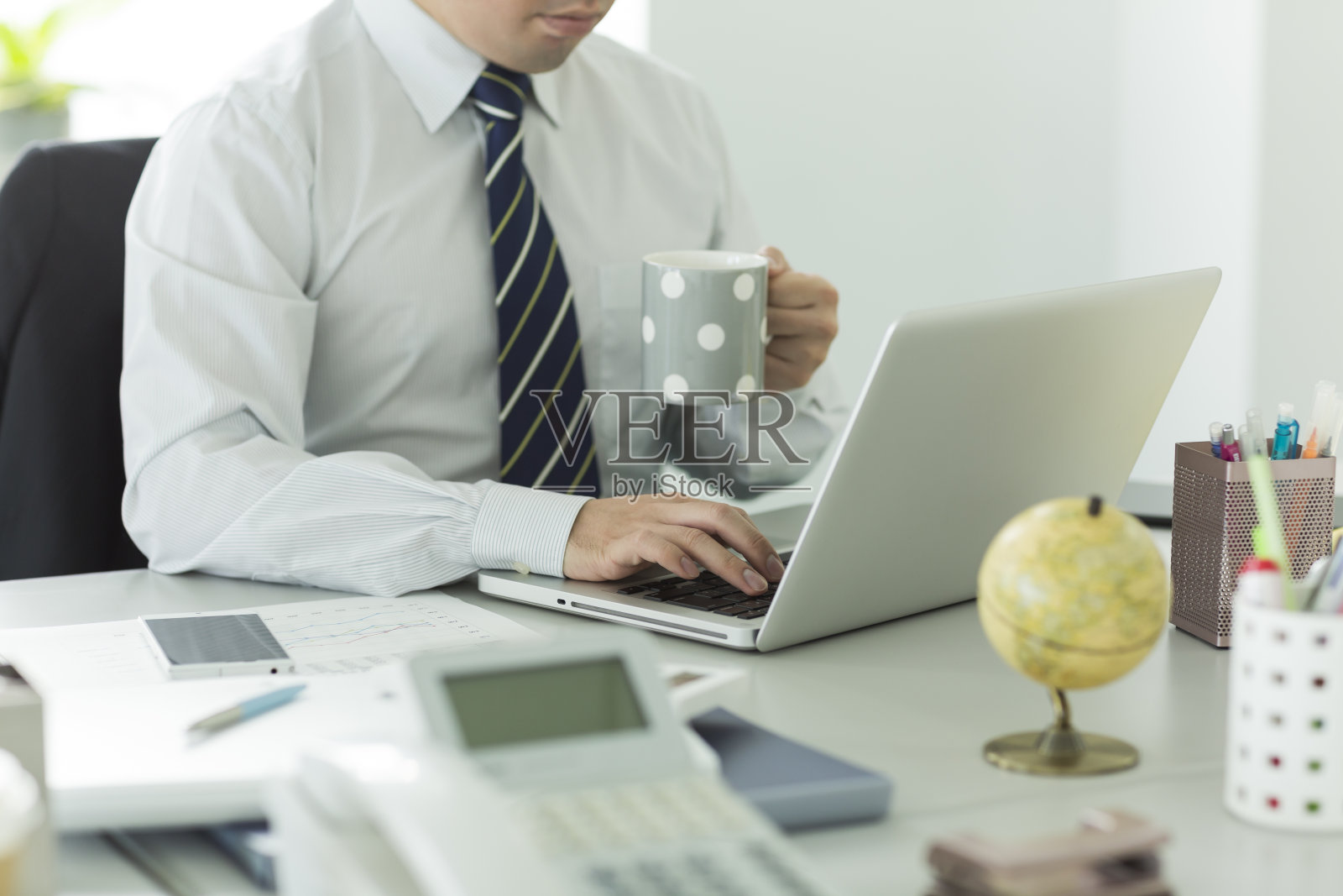 操作笔记本电脑的商人照片摄影图片