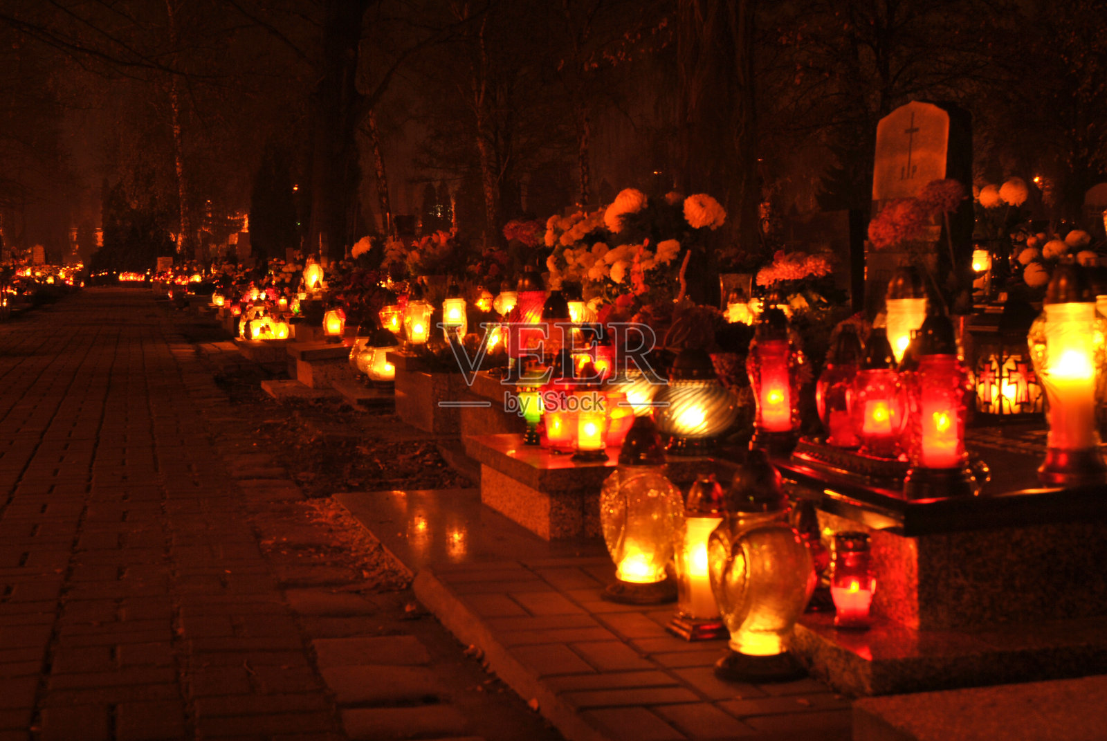 夜间墓地照片摄影图片