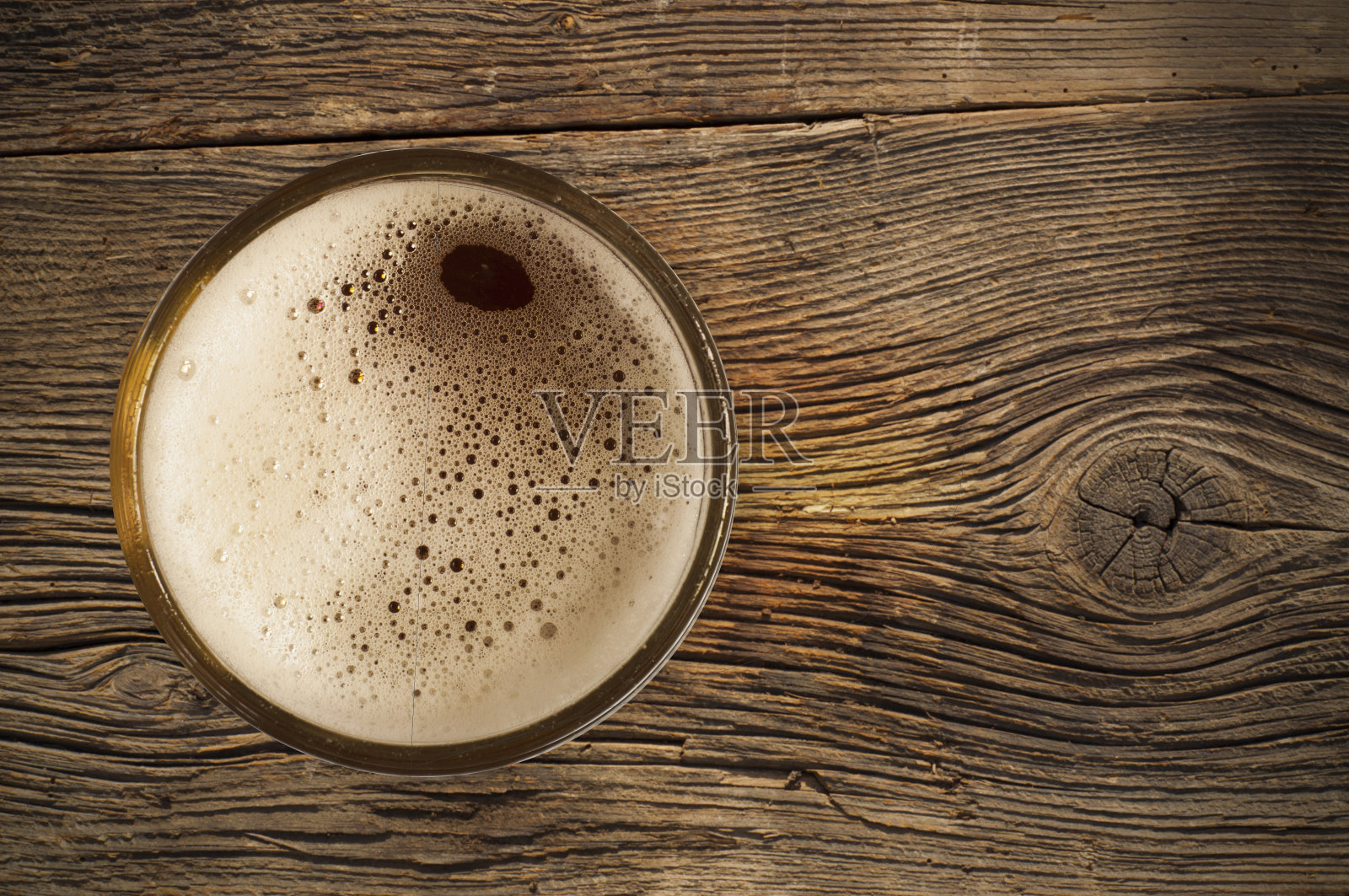 木桌背景上有玻璃啤酒桶照片摄影图片