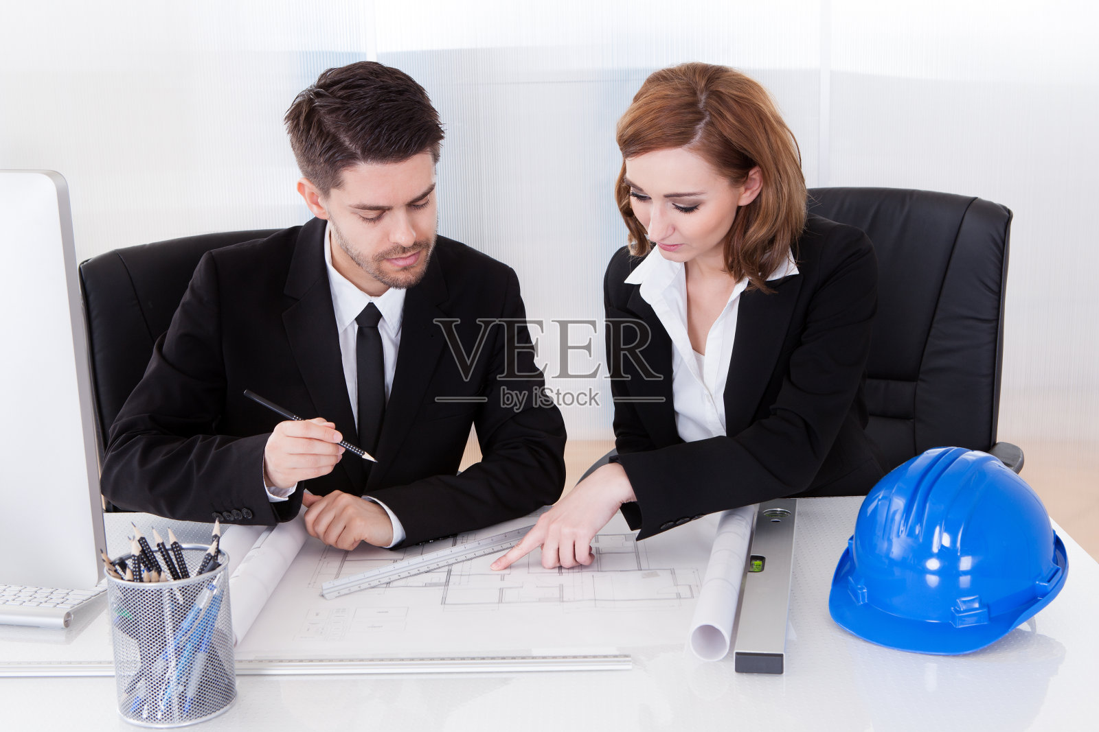 两个真诚的建筑师工作的肖像照片摄影图片